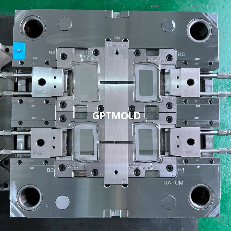 Injection mold plate with two rectangular cavity areas
